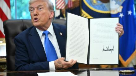 Le président américain Donald Trump présente un décret qu'il vient de signer dans le bureau ovale de la Maison Blanche, à Washington, le 19 septembre 2025