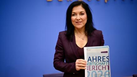  La ministre allemande de l'Économie et de l'Énergie, Katherina Reiche, présente le rapport annuel sur l'économie allemande pour 2026, le 28 janvier 2026 à Berlin