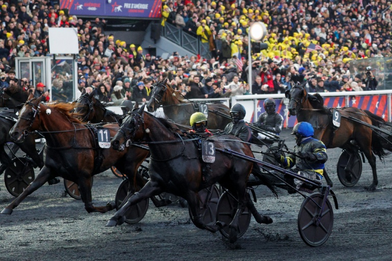 Le driver Franck Nivard, au centre, sur Hokkaido Jiel, à l'hippodrome de Vincennes à Paris lors du Prix d'Amérique le 25 janvier 2026