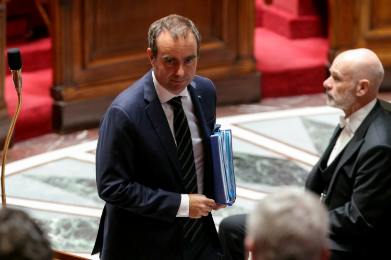 Le Premier ministre français Sébastien Lecornu assiste à une séance de questions au gouvernement à l'Assemblée nationale, à Paris, le 24 juin 2026