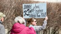 Une personne brandit une pancarte sur laquelle est écrit "Jimmy Kimmel a de meilleures audiences que toi" à Chicago lors d'une journée nationale de protestation contre le président américain Donald Trump, le 28 mars 2026