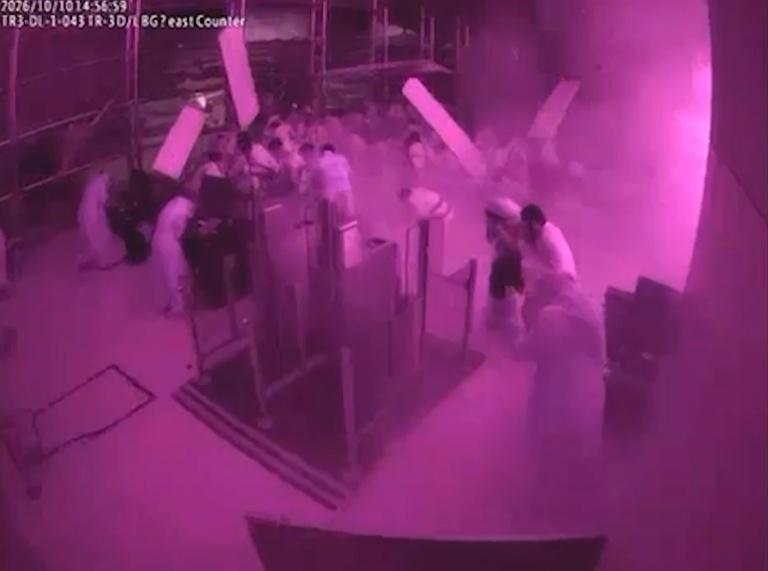 Capture d’écran tirée d’images de vidéosurveillance diffusées par le ministère saoudien de l’Information le 11 octobre 2026 montrant le moment où l’aéroport international de Ryad est frappé par une attaque des Houthis la veille 