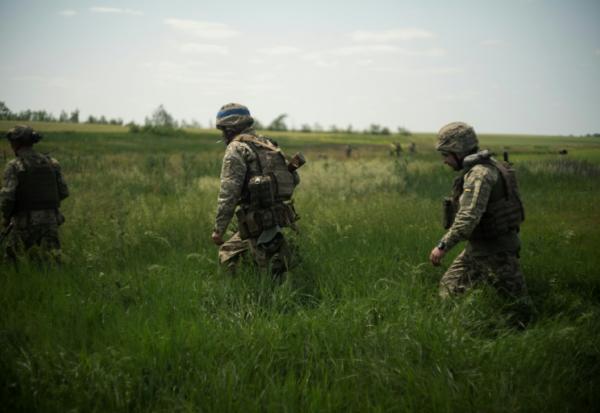 Des soldats ukrainiens dans un lieu non précisé dans l'est de l'Ukraine, le 6 juin 2025