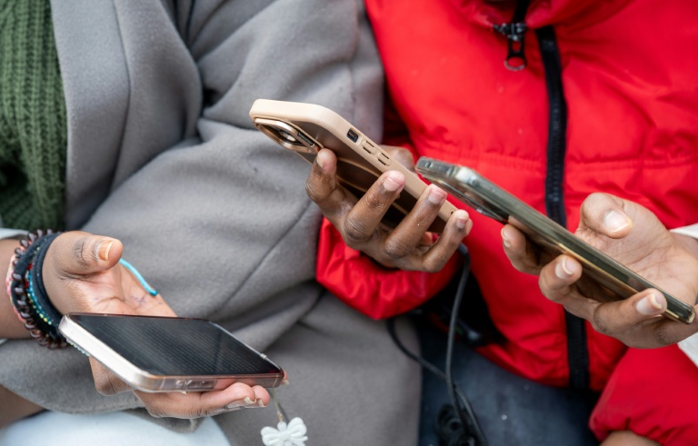 Des lycéens regardent leurs téléphones avant la classe au Lycée Jean Mermoz de Montsoult (Val d'Oise), le 14 janvier 2026