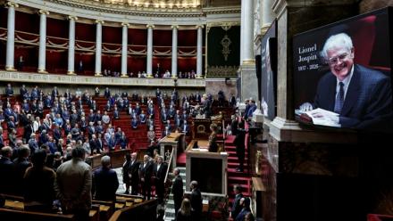 Une photo de l'ancien Premier ministre Lionel Jospin, décédé dimnache, à l'Assemblée nationale où les députés observent une minute de silence, le 24 mars 2026 à Paris