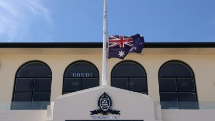 Le drapeau australien en berne près de la plage de Bondi, en Australie, le 18 décembre 2025