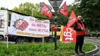 Banderole de la CGT d'ArcelorMittal, lors d'une manifestation à l'usine d'Indre, dans l'ouest de la France, le 3 octobre 2025