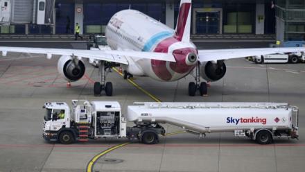 Du carburant pour avion est transporté par camion-citerne à l'aéroport de Düsseldorf, dans l'ouest de l'Allemagne, le 21 mai 2026