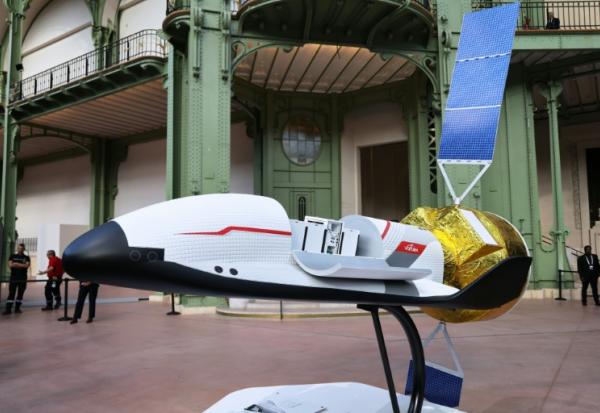 Une maquette de l'avion spatial franco-allemand Vortex présentée au sommet spatial international à Paris, le 9 septembre 2026