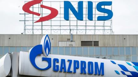 Les enseignes de NIS et Gazprom à Belgrade le 9 octobre 2025.