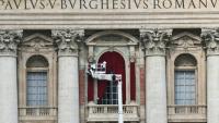 Un ouvrier sur une nacelle prépare le balcon de la loggia centrale de la basilique Saint-Pierre au Vatican où le nom du nouveau pape sera annoncé, le 5 mai 2025