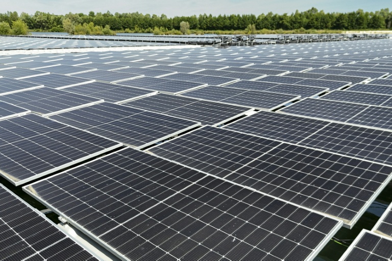 La plus grande centrale solaire flottante d'Europe, à Perthes, France, le 20 juin 2025