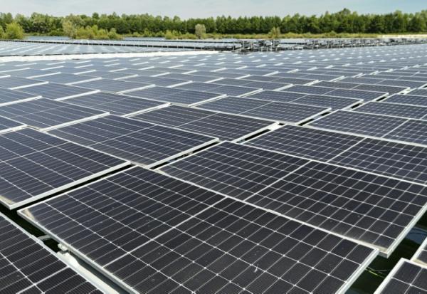 La plus grande centrale solaire flottante d'Europe, à Perthes, France, le 20 juin 2025