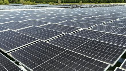 La plus grande centrale solaire flottante d'Europe, à Perthes, France, le 20 juin 2025