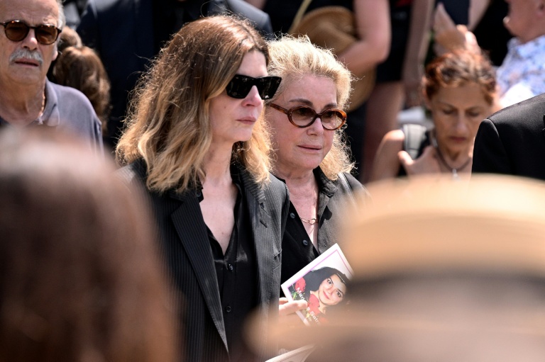Catherine Deneuve avec à sa gauche sa fille Chiara Mastroianni lors de la cérémonie funéraire en hommage à la réalisatrice Marjane Satrapi au Père-Lachaise à Paris le 19 juin 2026