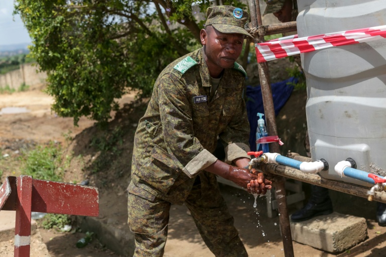 Un soldat se lave les mains à l'entrée de l'aéroport de Bunia, alors qu'une épidémie d'Ebola est en cours, le 21 mai 2026 en RDC
