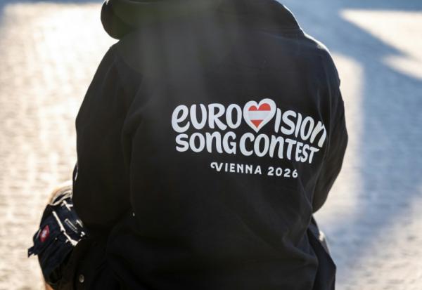 Promotion pour le concours de l'Eurovision 2026 sur un sweat-shirt, le 24 avril 2026 à Vienne 