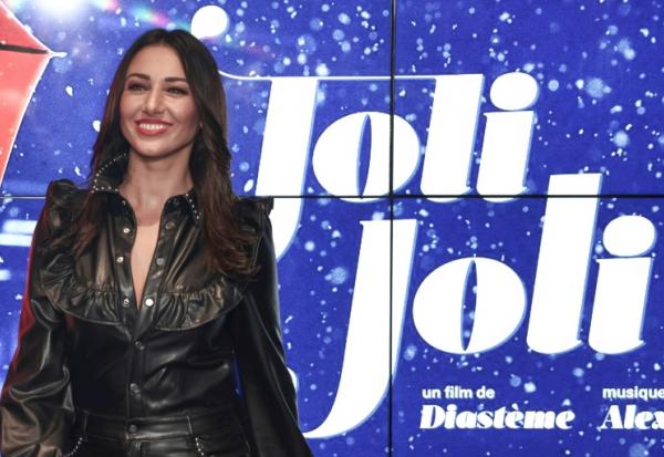 La mannequin et présentatrice de télévision française Delphine Wespiser pose lors d'une séance photo pour le film "Joli, Joli" à Paris, le 3 décembre 2024