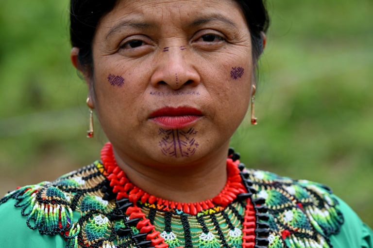 Une femme autochtone embera chami dans la réserve Rio San Juan, à Pueblo Rico,  en Colombie, le 9 avril 2026