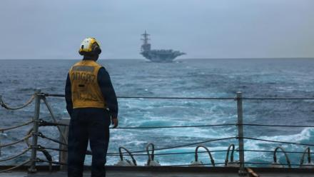 Photo diffusée diffusée par le Commandement central des forces navales des États-Unis, le 9 septembre 2026, montrant un marin américain debout sur le pont d'envol du destroyer lance-missiles de classe Arleigh Burke USS Mason, le 4 septembre 2026 en mer