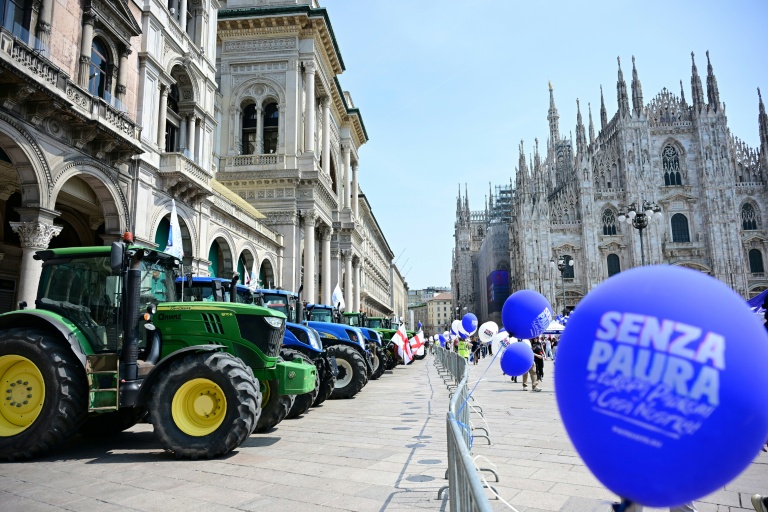Des tracteurs garés sur la Piazza del Duomo à Milan lors d'un rassemblement organisé par les 