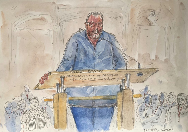 Croquis d'audience du 8 septembre 2025 montrant l'ancien anesthésiste Frédéric Pechier à l'ouverture de son procès, au palais de justice de Besançon, dans le Doubs