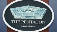 Le sigle du Pentagone, le département de la guerre américain, vu dans une salle de briefing à Washington, DC le 31 mars 2026. 