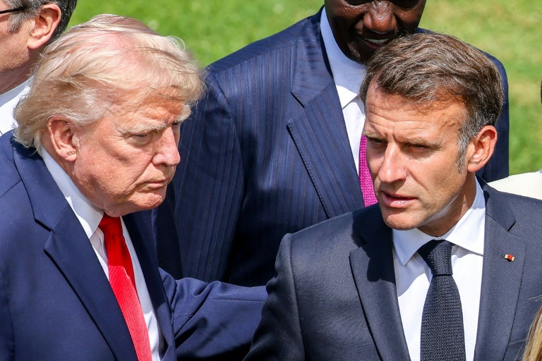 Le président américain Donald Trump (g.) et le président français Emmanuel Macron discutent lors d'une photo de groupe prise dans le cadre du sommet du G7, à Evian, en Haute-Savoie, le 16 juin 2026