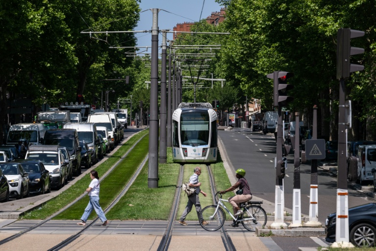 Vue du tramway parisien dans la circulation, le 18 juin 2025
