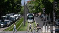 Vue du tramway parisien dans la circulation, le 18 juin 2025
