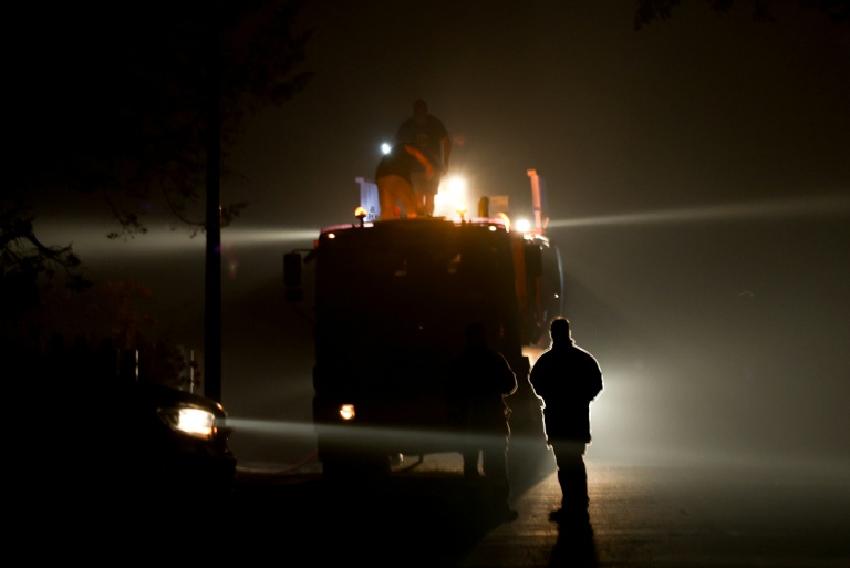 Les pompiers luttent contre un feu de forêr à Luglon, dans les Landes, le 13 août 2026