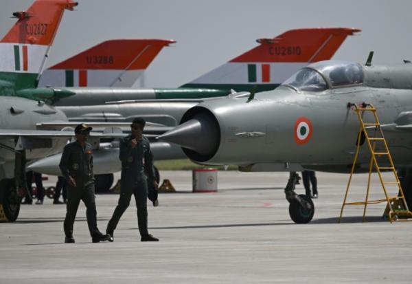 Des avions de chasse MiG-21 de l'armée de l'air indienne sur le tarmac de la base aérienne de Chandigarh, avant leur départ définitif, le 24 septembre 2025
