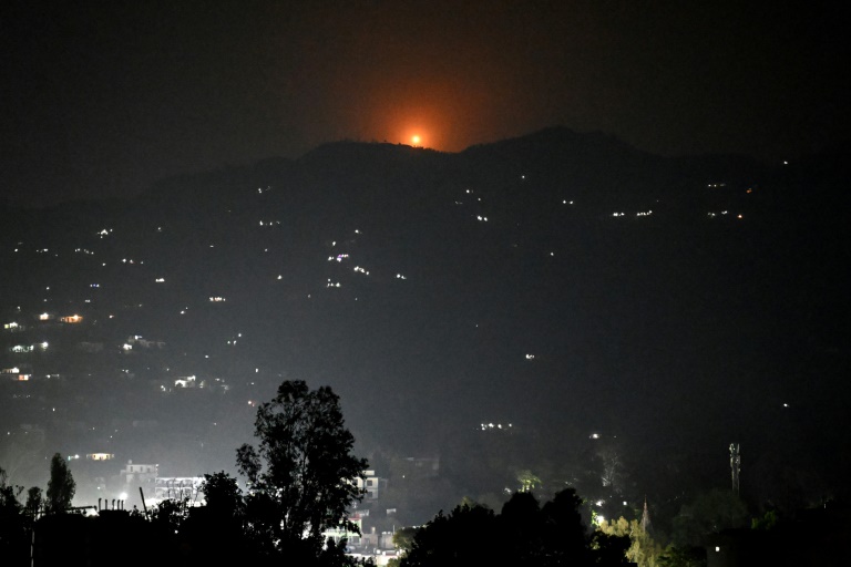 Une fusée éclairante dans le ciel près du village de Poonch, le 7 mai 2025 en Inde