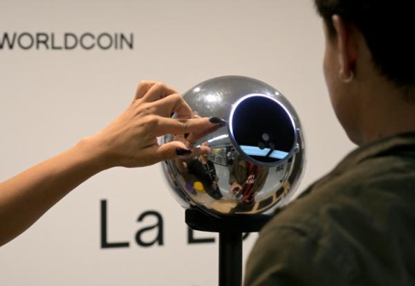 Depuis le landement de Worldcoin en 2023, des millions de personnes ont scanné leur iris pour créer une "ID mondiale", prouvant qu'ils sont des êtres humains et peuvent effectuer des  transactions.