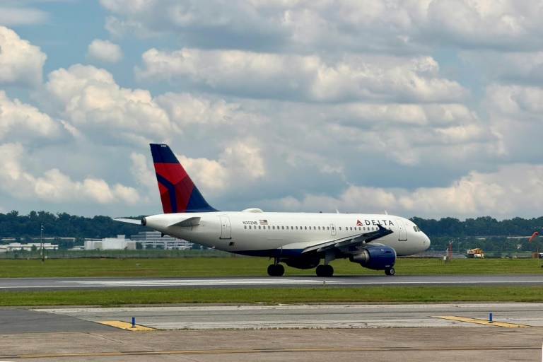 Un avion de la compagnie aérienne Delta Air Lines atterrit à l'aéroport d'Arlington, le 30 mai 2025 en Virginie