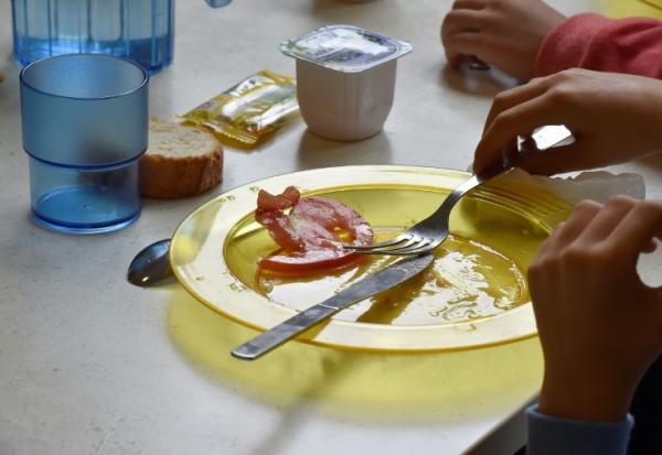 Des enfants mangent dans des assiettes en plastique à la cantine d'une école à Bordeaux, le 13 septembre 2017