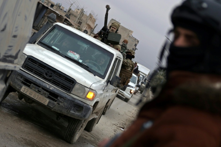 Des membres des forces de sécurité syriennes dans le secteur de la prison d'Al-Aqtan en périphérie de Raqa, dans le nord-est de la Syrie, le 22 janvier 2026