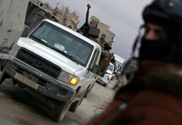 Des membres des forces de sécurité syriennes dans le secteur de la prison d'Al-Aqtan en périphérie de Raqa, dans le nord-est de la Syrie, le 22 janvier 2026