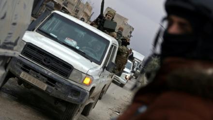 Des membres des forces de sécurité syriennes dans le secteur de la prison d'Al-Aqtan en périphérie de Raqa, dans le nord-est de la Syrie, le 22 janvier 2026