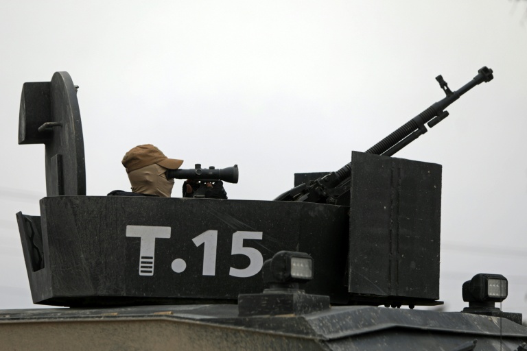 Un membre des forces de sécurité syriennes  monte la garde aux abords de la prison d'Al-Aqtan, en périphérie de Raqa, dans le nord-est de la Syrie, le 22 janvier 2026