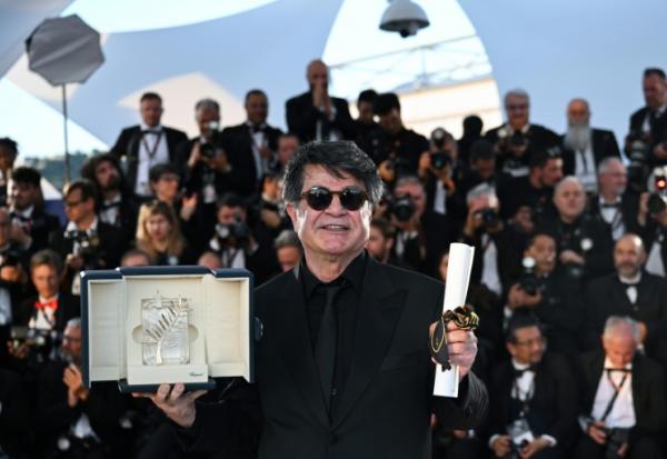 Le réalisateur iranien Jafar Panahi avec sa Palme d'or pour "Un simple accident", le 24 mai 2025 au festival de Cannes
