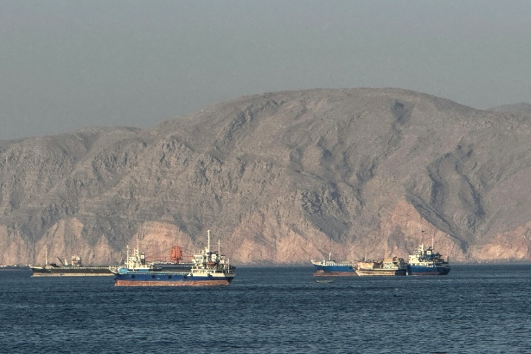 Des navires à l'ancre dans le détroit d'Ormuz au large d'Oman, le 17 mai 2026