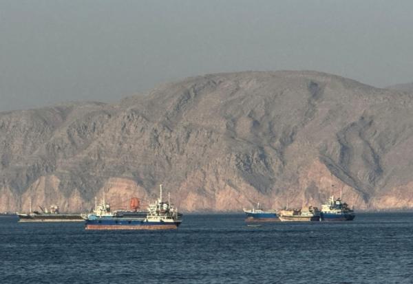 Des navires à l'ancre dans le détroit d'Ormuz au large d'Oman, le 17 mai 2026