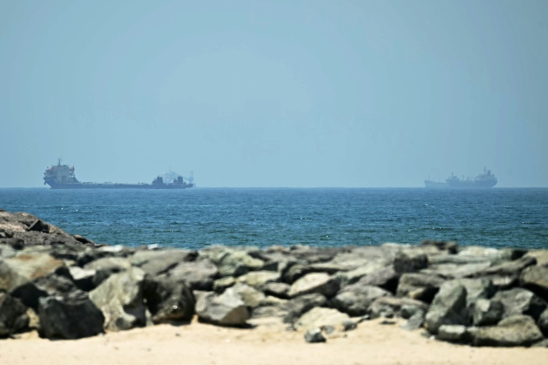 Des navires au large de Sharjah, dans les Emirats arabes unis, le 9 mai 2026