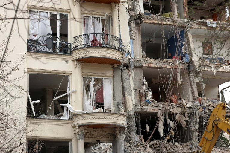 Un immeuble de Téhéran détruit par une frappe, le 23 mars 2026