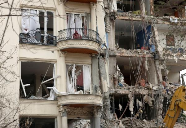 Un immeuble de Téhéran détruit par une frappe, le 23 mars 2026