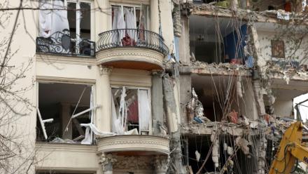 Un immeuble de Téhéran détruit par une frappe, le 23 mars 2026