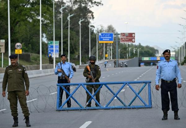 Des agents de sécurité montent la garde sur une route barrée à Islamabad, le 9 avril 2026