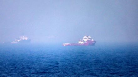 Des navires près du détroit d'Hormuz au large de Khor Fakka, sur la côte est des Emirats arabes unis, le 13 juillet 2026