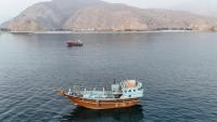 Des bateaux au mouillage au large de la péninsulede Musandam, près du détroit d'Ormuz, le 27 juin 2026 à Oman